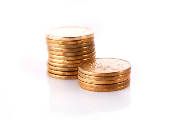 Molte monete in colonna isolate su bianco — Foto Stock