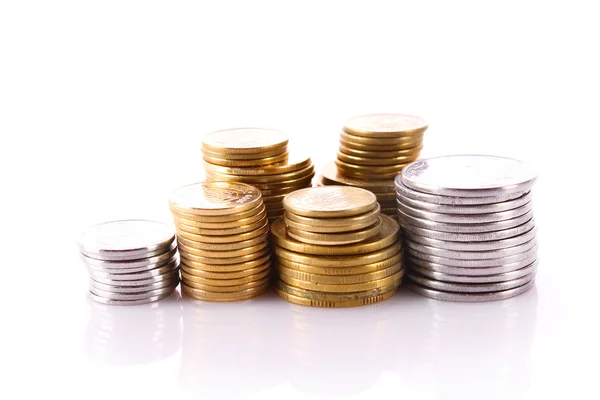 Muchas monedas en columna aisladas en blanco —  Fotos de Stock