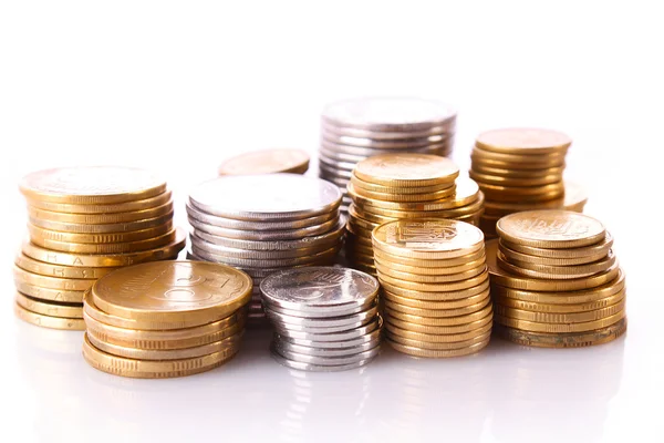 Muchas monedas en columna aisladas en blanco — Foto de Stock