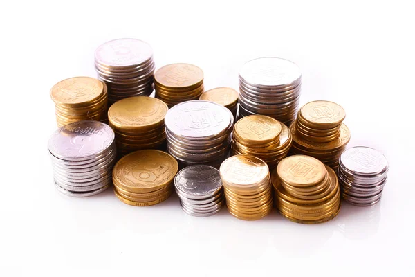 Mnoho mincí ve sloupci izolovaných na bílém — Stock fotografie
