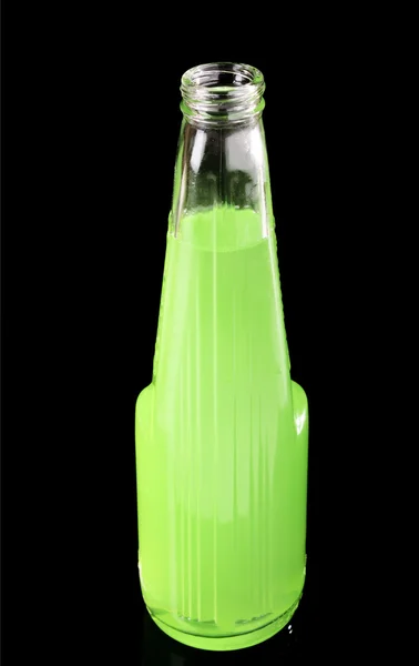 Cocktail vert dans une bouteille en verre sur fond noir — Photo