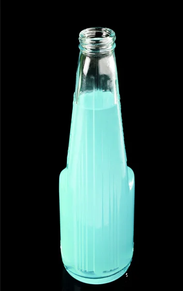 Coquetel azul em uma garrafa de vidro em um fundo preto — Fotografia de Stock