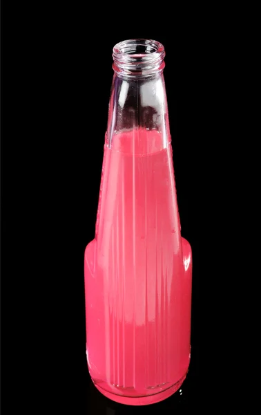 Красный коктейль в стеклянной бутылке на черном фоне — стоковое фото