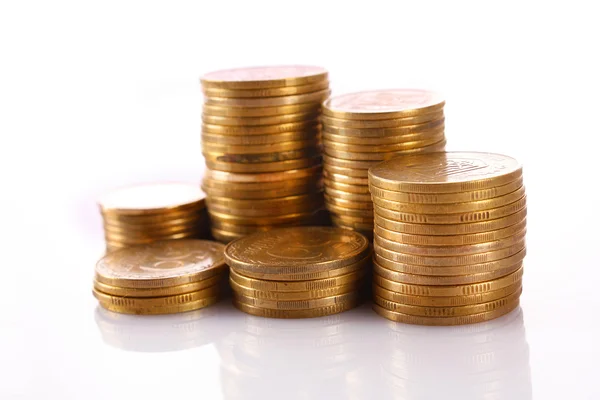 Muchas monedas en columna aisladas en blanco — Foto de Stock