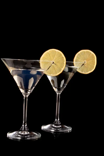Стаканы для мартини на черном фоне — стоковое фото