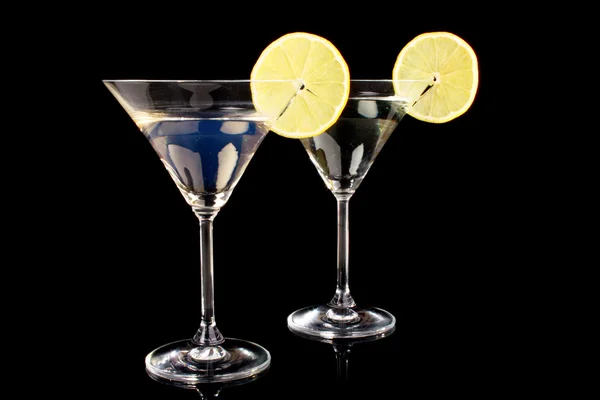Óculos Martini em fundo preto — Fotografia de Stock