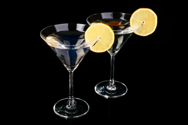 Gafas Martini sobre fondo negro — Foto de Stock