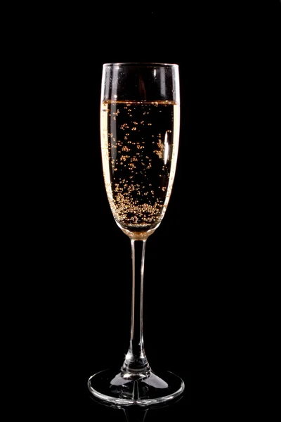 Copo com champanhe sobre fundo preto — Fotografia de Stock