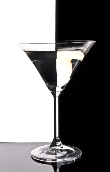 Martiniglas op zwarte en witte achtergrond — Stockfoto