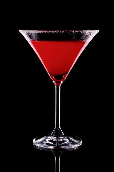 马提尼酒杯与黑色背景上的红色 coctail — 图库照片
