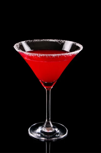 Ποτήρι μαρτίνι με κόκκινο κοκτέιλ σε μαύρο φόντο — Φωτογραφία Αρχείου