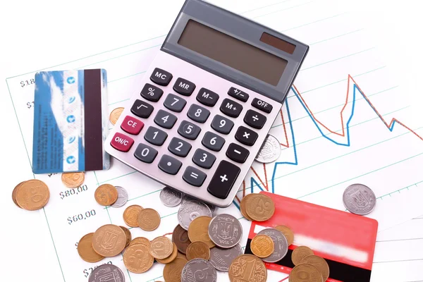 Calculadora, cartão de crédito e moedas em fundo gráfico (Ukrainin — Fotografia de Stock