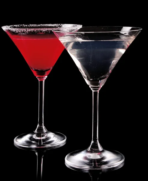 马提尼酒杯与红色 coctail 和艾菲尔铁塔的黑色背景上的伏特加 — 图库照片