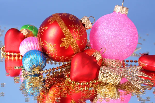 Ornamenti brillanti multicolori per Natale — Foto Stock