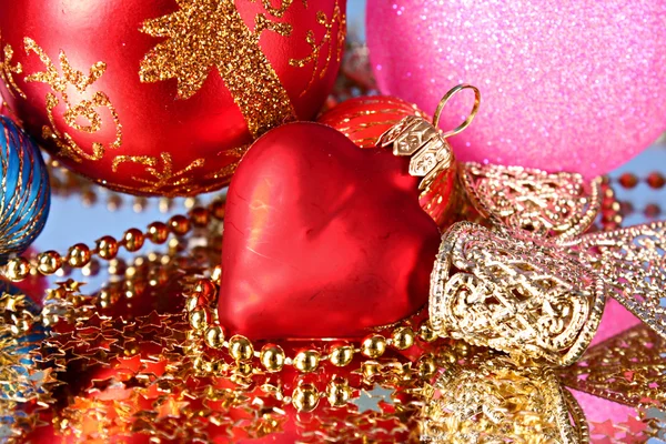 Цветные сверкающие украшения для новогодней елки — стоковое фото