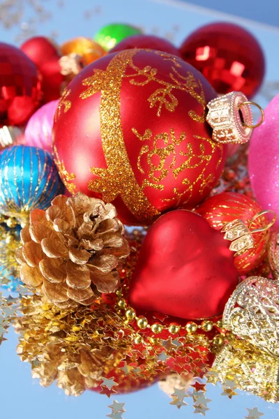 Decorações espumantes coloridas de árvore de Ano Novo — Fotografia de Stock
