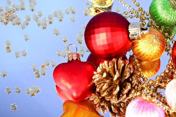 Decoraciones brillantes multicolores para Navidad —  Fotos de Stock