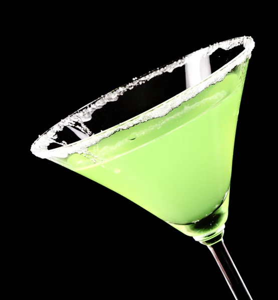 Martini-Glas mit grünem Coctail auf schwarzem Hintergrund — Stockfoto