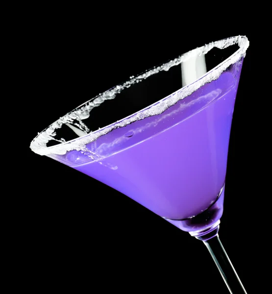 Vidro Martini com coquetel violeta sobre fundo preto — Fotografia de Stock
