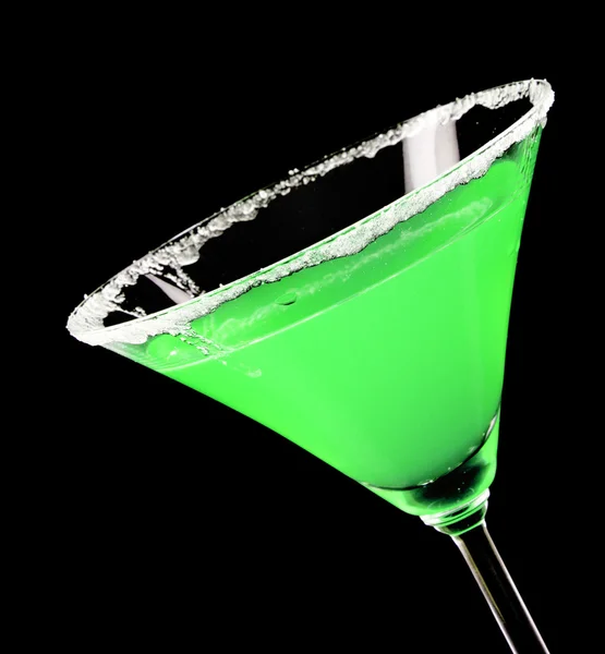 Bicchiere Martini con coctail verde su fondo nero — Foto Stock