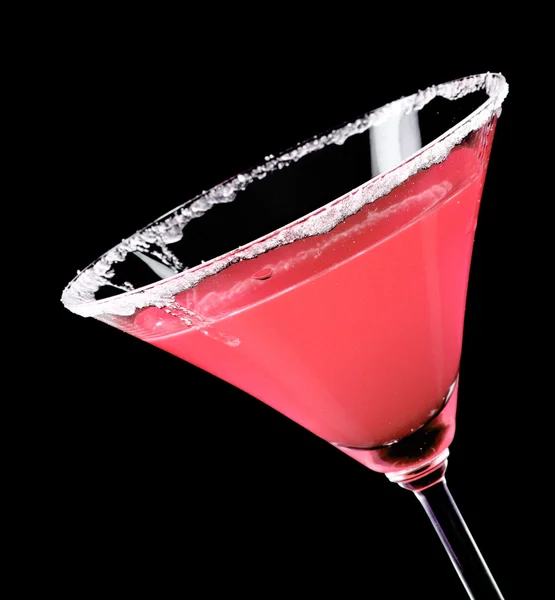 Martini szkła z czerwony koktajl na czarnym tle — Zdjęcie stockowe
