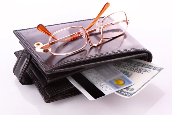 Monedero, vasos y tarjetas de crédito aislados en blanco — Foto de Stock