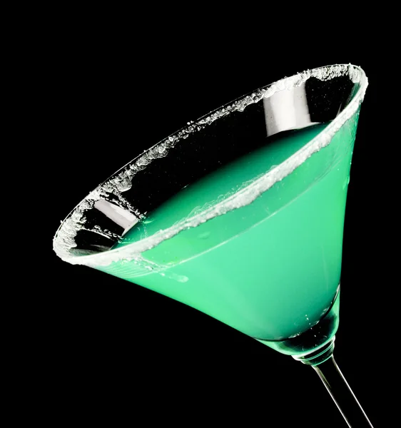Бокал мартини с зеленым коктейлем на черном фоне — стоковое фото