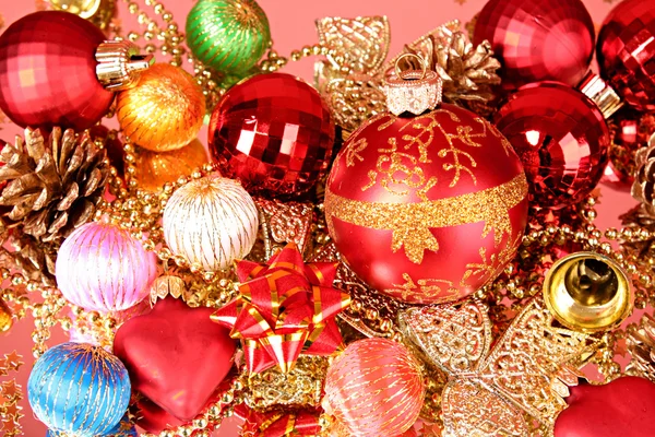 クリスマスの装飾を輝く多色 — ストック写真