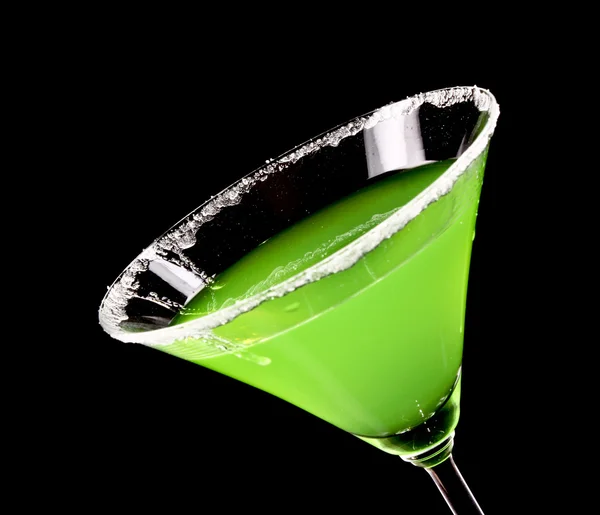 马提尼酒杯与黑色背景上的绿色 coctail — 图库照片