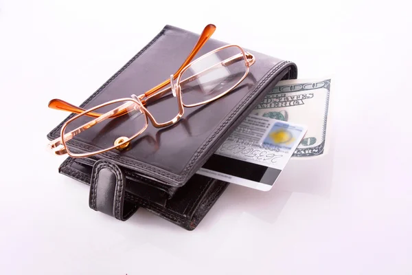 Bolsa, óculos e cartões de crédito isolados sobre branco — Fotografia de Stock