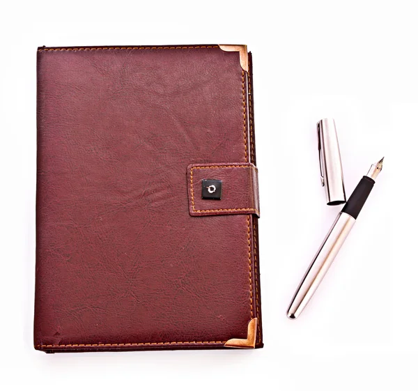 Notebook en pen geïsoleerd op wit — Stockfoto