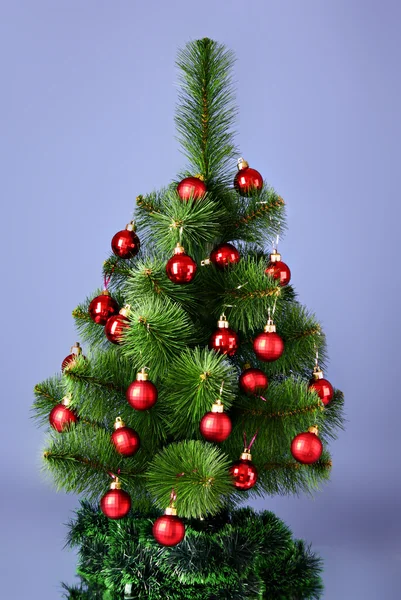 Weihnachtsbaum mit roten Glaskugeln — Stockfoto