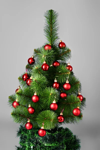 Árbol de Navidad con bolas rojas de vidrio —  Fotos de Stock