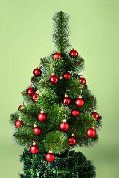 Albero di Natale con palline di vetro rosso — Foto Stock