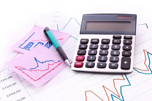 Calculadora, caneta e gráficos — Fotografia de Stock