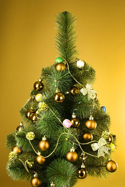 Weihnachtsbaum mit gelben Glaskugeln — Stockfoto