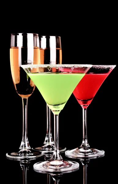 Martini bicchieri e champagne su sfondo nero — Foto Stock