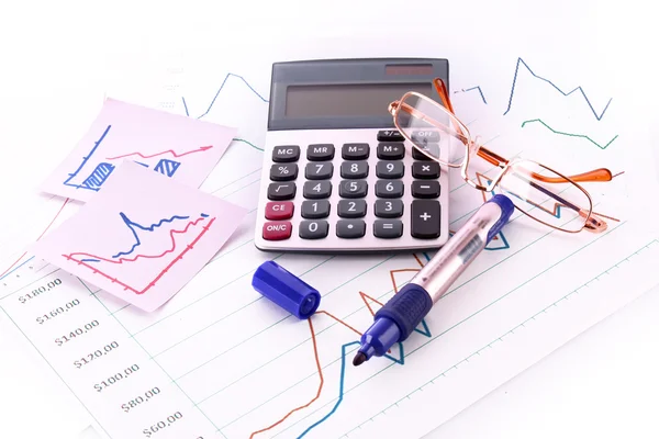 Kalkulator i wykresach finansowych — Zdjęcie stockowe