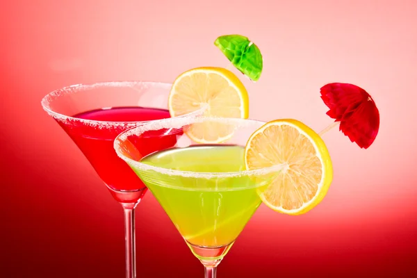 Martini óculos no fundo vermelho — Fotografia de Stock