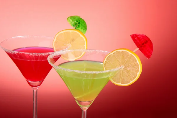 Kieliszki dla Martini na czerwonym tle — Zdjęcie stockowe