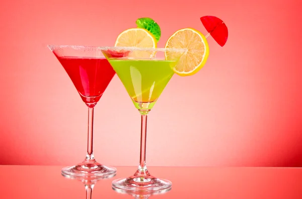 Martini-Brille auf rotem Hintergrund — Stockfoto