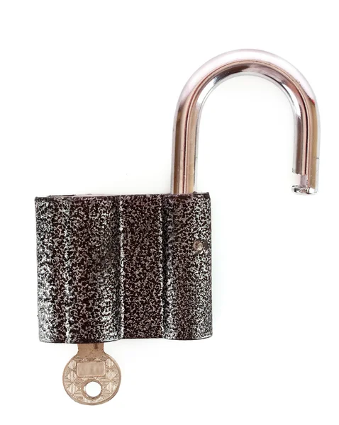 Fechadura de metal e chave isolada no branco — Fotografia de Stock