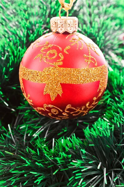 Κόκκινες μπάλες Χριστούγεννα μεταξύ Πρωτοχρονιά πράσινο δέντρο — Φωτογραφία Αρχείου