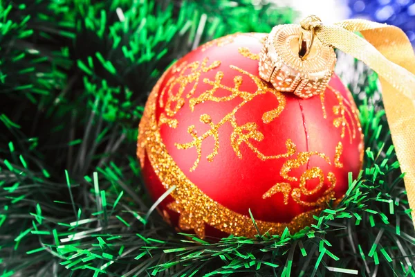 Rote Weihnachtskugeln unter grünem Neujahrsbaum — Stockfoto