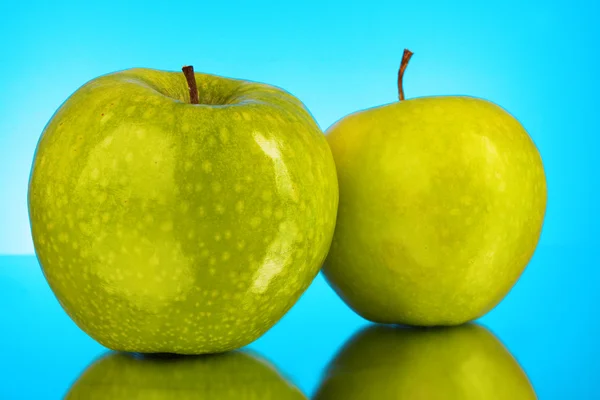 Duas maçãs verdes no fundo azul — Fotografia de Stock