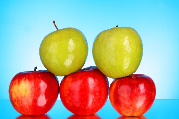 Äpfel auf blauem Hintergrund — Stockfoto