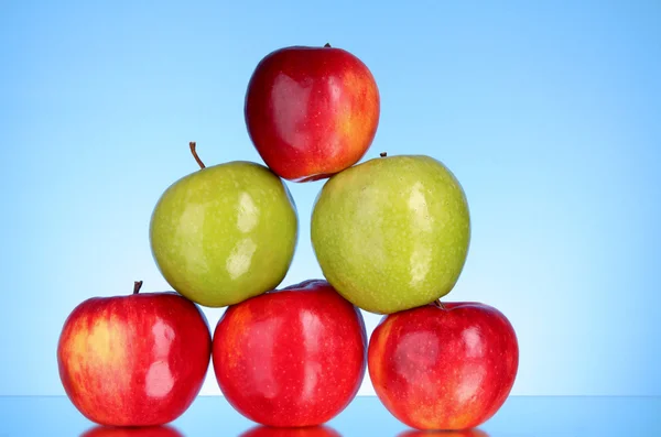 Äpfel auf blauem Hintergrund — Stockfoto
