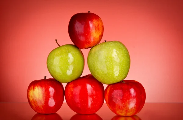 빨간색 바탕에 사과 — 스톡 사진