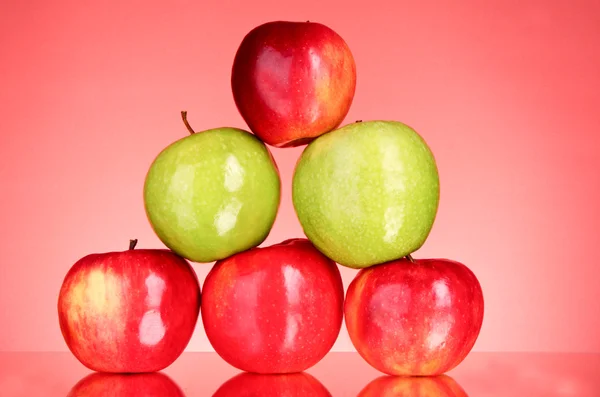 Яблоки на красном фоне — стоковое фото