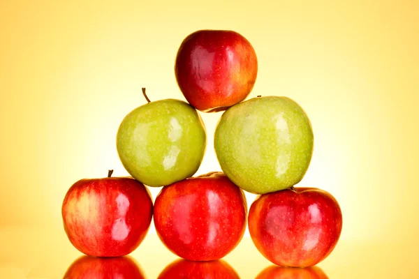 Äpfel auf gelbem Hintergrund — Stockfoto